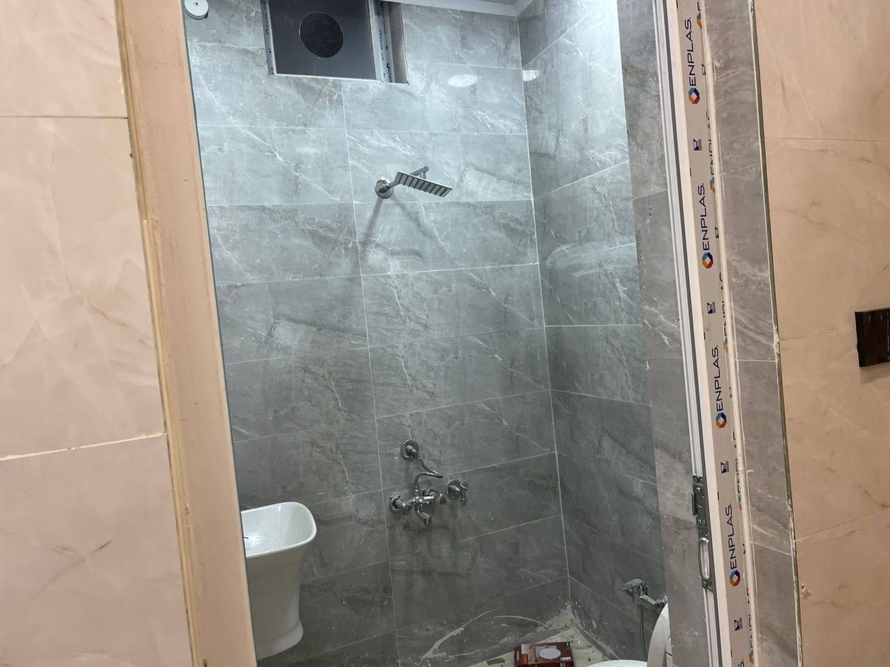 🏠 / #مشتمل للبيع مساحة 100م 
بناء حديث درجه اولى

الطابق الاول  / مطبخ . أستقبال. هول . غرفه . مجمع صحيات.

الطابق الثاني/غرفة.وكلدور 

🌎 #الموقع/ حله//الاساتذه الثانيه خلف شون العشائر 

للأستفسار اكثر  مراجعة المكتب

***********

#عنوان المكتب ع شارع 80 مقابيل محطة اضواء الحله.
