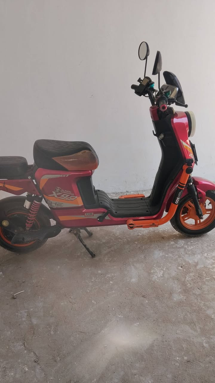 السلام عليكم دراجه اكس 900 شحن دراجه نظيفه زلق ما بيها بطارياته جدد 32 امبير دراجه اي نقص ما بيها كهرباء كلها شغاله دراجه سويتشين بصمتين وياها سله وياها كفات دراجه كلش حلوه مشيها بالشارع تاخذ القاع السعر 350 وبيها مجال للشراي مكاني ابو خصيب الرقم الهاتف ***********
