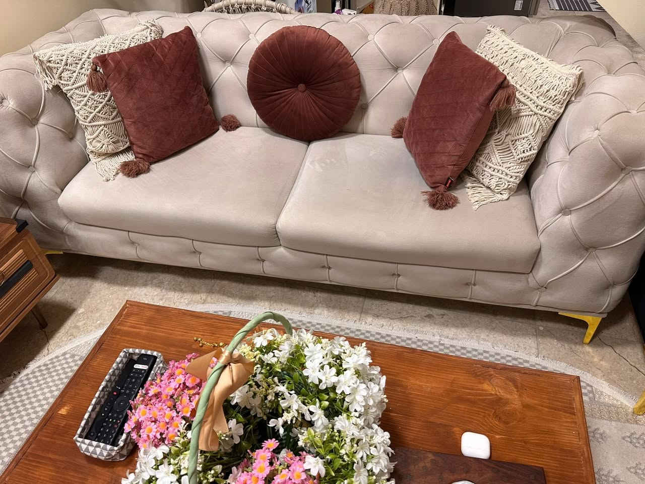 تخم قنفات  تركي نوعية ممتازة جدا وحيل جديد استخدام 5 اشهر
المحتويات:. 
-قطعتين كبار
-قطعه متوسطه (نفرين)
-كراسي عدد2

*التخم وجهين يعني حتى الظهر بي نقشه
مشتري ب870 الف
ابيعه ب500 الف
مكانه السيدية
واتس اب
 ***********
