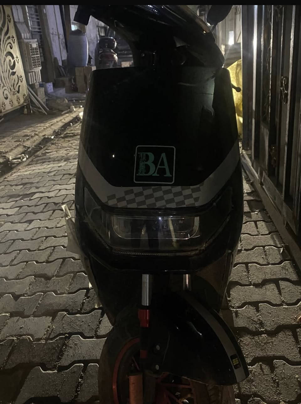 السلام عليكم
 دراجه شحن BA 
ملف 2000
72V  
مشيها الحقيقي 80
3 نمر 
شحنه وحده تمشي 55 كيلو
يجي بيها ( بصمه تشغيل عن بعد/كارت/ سويج)
مده شحن 7 ساعات كامله تفول
ماشيها 3000

دراجه نظيفه كلشي مابيها كلشي شغال بيه 
فقط طين مال مطر 

السعر 700 الف 
مكاني بغداد
لاستفسار ***********
