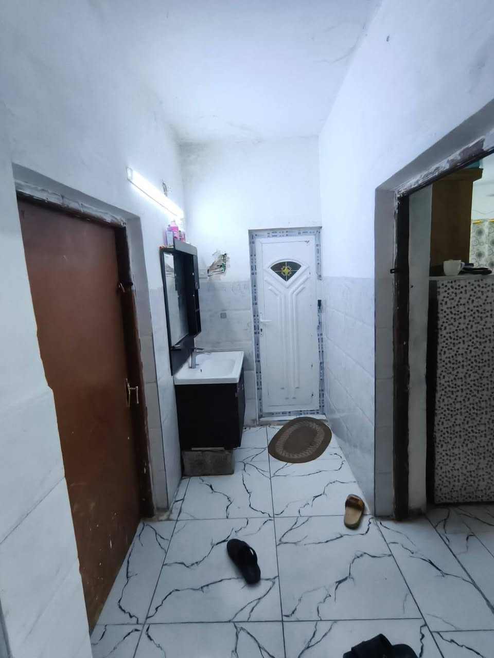 سلام عليكم بيت للبيع في منطقه الحسينيه ملك صرف موقع شارع عشرين جامع الصبار قريب عل شارع موقع تجاري مساحه البيت ((200))  يتكون من طابقين طابق الاول  غرفتين نوم وصحيات داخليه وخارجيه منفصله و استقبال كبير و طرمه كبيره ومطبخ حار بارد وكندور ولطابق الثاني يحتوي علا اربعه غرف نوم وحولي وصحيات الطابقه الثاني نصفه مقسوم ودرج خارجي شبه مشتمل معزول يوجد غرفه جدا كبيره في الطابق الثاني تصلح ل غرفتين نوم ((موقع البيت))  الجريخي شارع عشرين جامع الصبار مدارس مستوصف قريب عل سوك الكبير ولصغير مي كهربائ جاهز ولسعر مناسب جداً البيت يحتاج ترميم الواجهيه ولطرمه الباقي من الداخل كله ترميم جديد رقم الهاتف ((***********))

