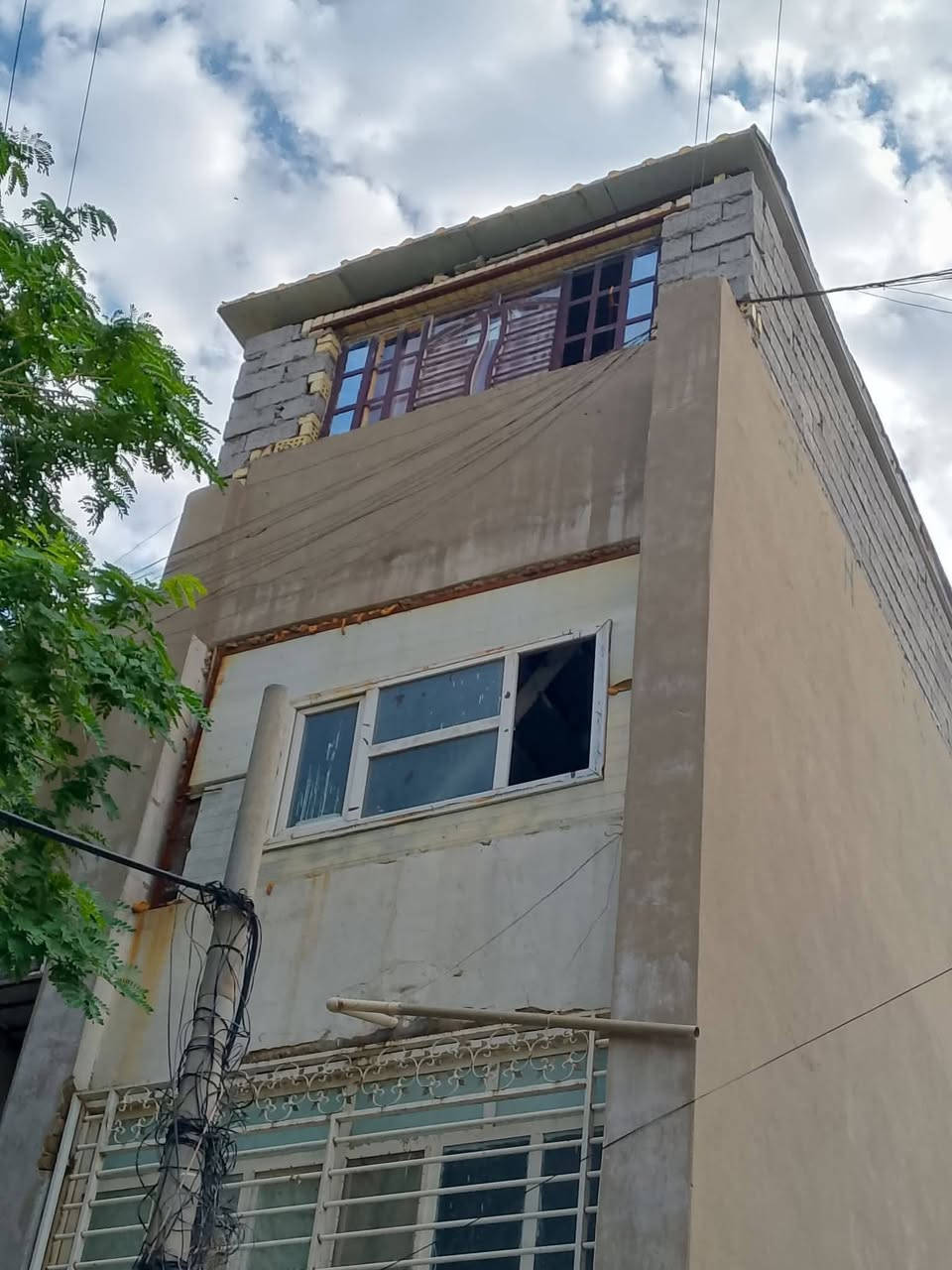 شقه للبيع عمارة اسعيده شارع المشجر عماره 7 شقه 11بسمي صطح معزول وبي بناء غرفه شقه نضيفه الاتصال ***********
