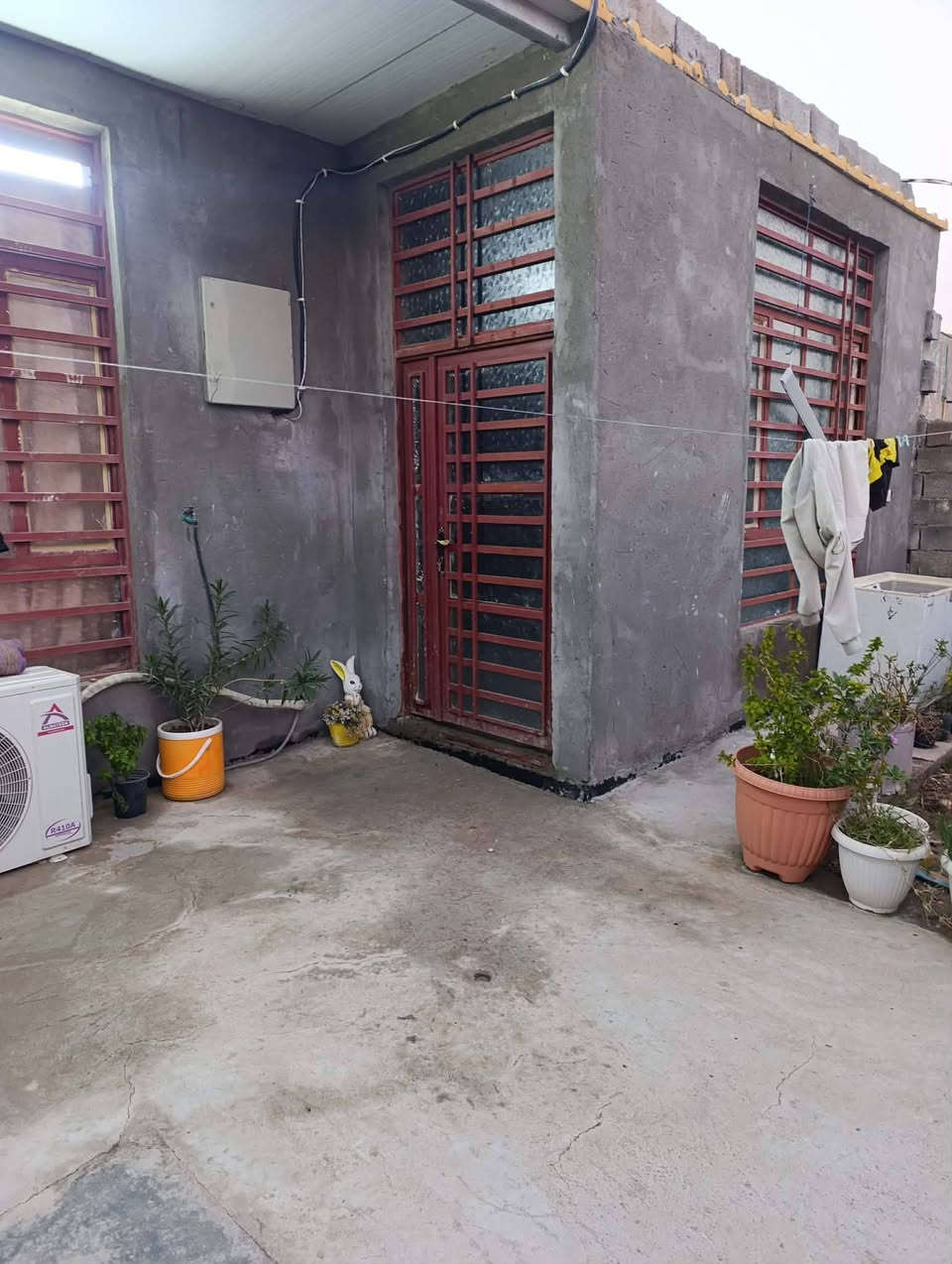 بيت للبيع مساحه 350 متر طابو زراعي مرقم بشارع النفط 
بشارع سيد عمار مقابل مكتبة نعيم بناء حديث بلوك مرتب
سقف سندويش يحتوي على 3 غرف نوم وهول وستقبال ومطبخ وصحيات وحديقه يبعد عم شارع العام 600 متر السعر 28 وبي مجال لشراي الاتصال ***********
