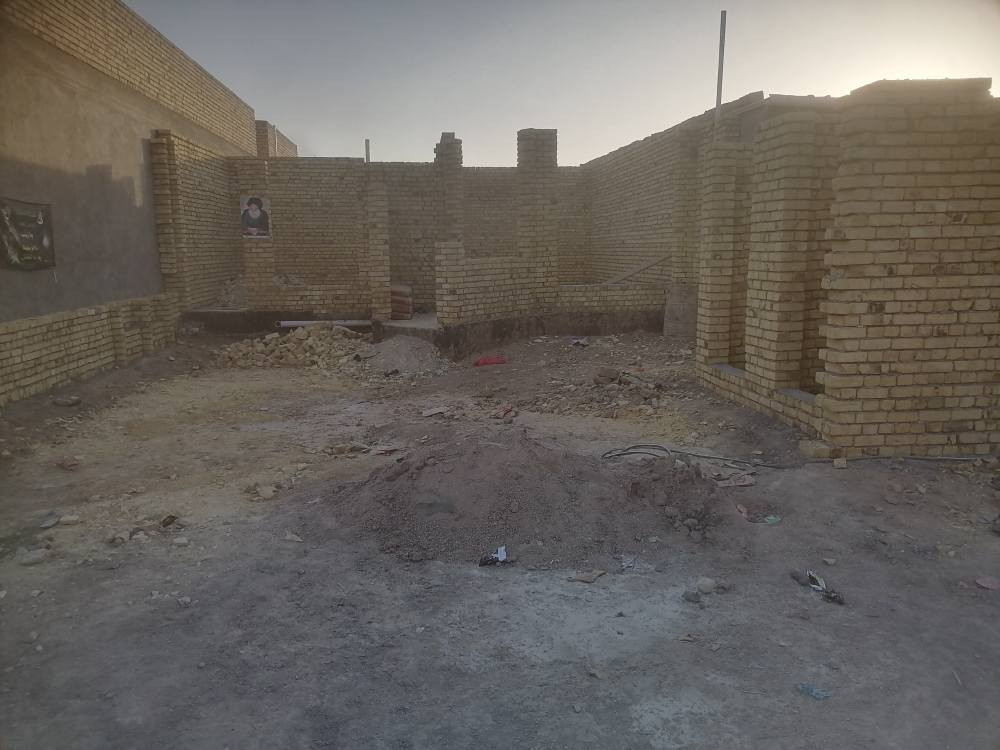 السلام عليكم ورحمة الله وبركاته هيكل مساحته ٣٠٠ متر  للبيع في منطقة البيظاء قرب حسينيه قائم ال محمد. عرض الشارع ١٢متر كامل مجاري وما وكهرباء وقريب عل مدارس. وبل نسبه المجاري الهيكل هم كامله. *********** دهل اوران, واسط
