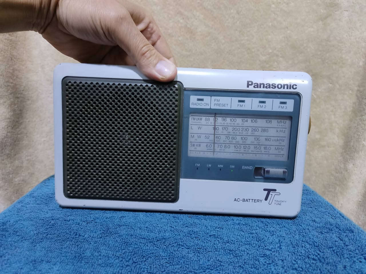 نقص يده
باناسونيك تايوان 
حافظ لل ف م 
شرط الشغل باتري كهرباء
اربع موجات am fm sw lw
٥٠ الف مع التوصيل


**إذا كنت صاحب هذا الإعلان وتريد حذفه لأي سبب، رجاءا أرسل رسالة إلى الدعم الفني**