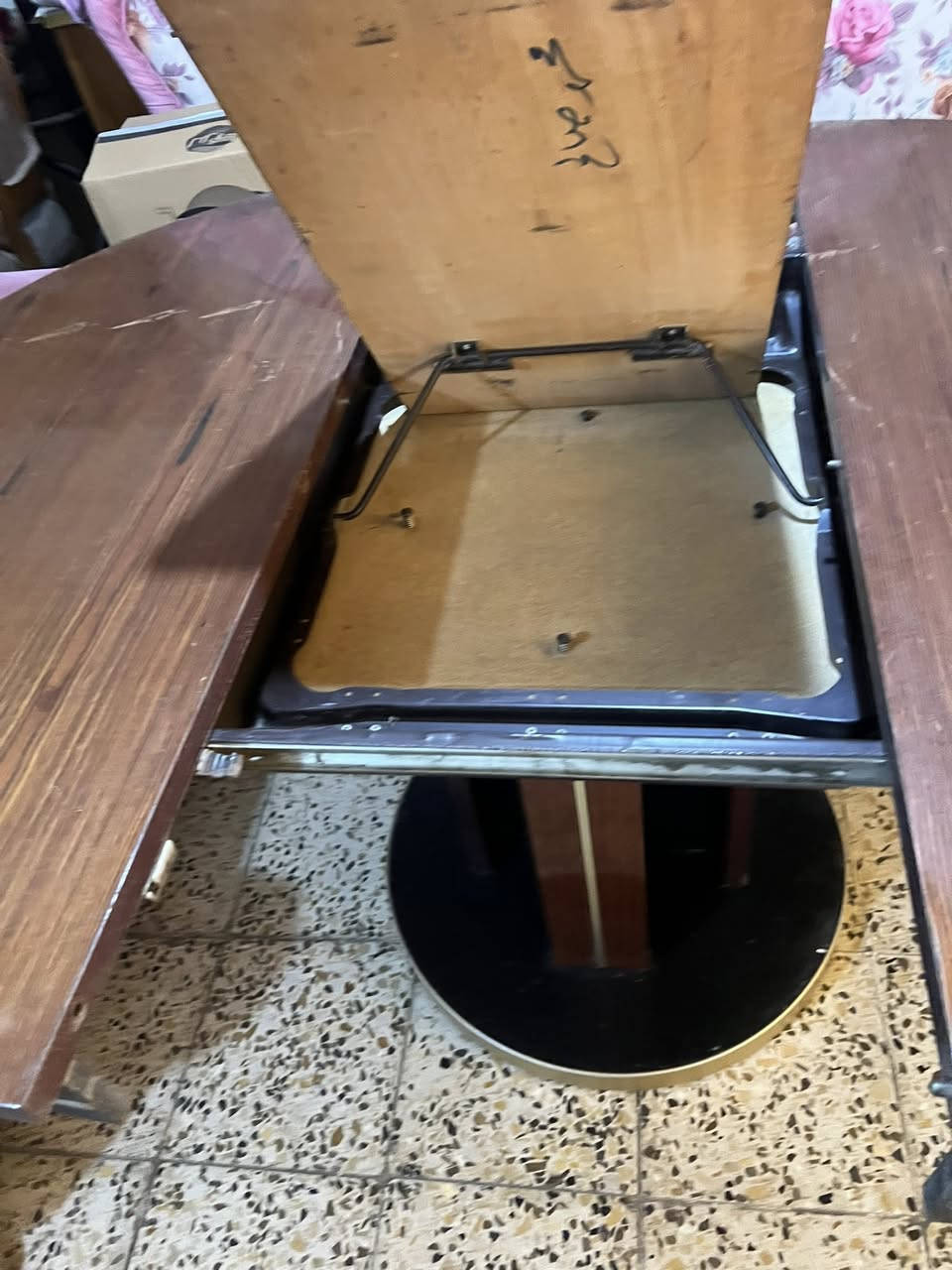 ميز مكتبي ممكن يصير بيضوي   ل ٦ أشخاص 
او دائري ل ٤ اشخاص
السعر ٥٧٥ الف


**إذا كنت صاحب هذا الإعلان وتريد حذفه لأي سبب، رجاءا أرسل رسالة إلى الدعم الفني**