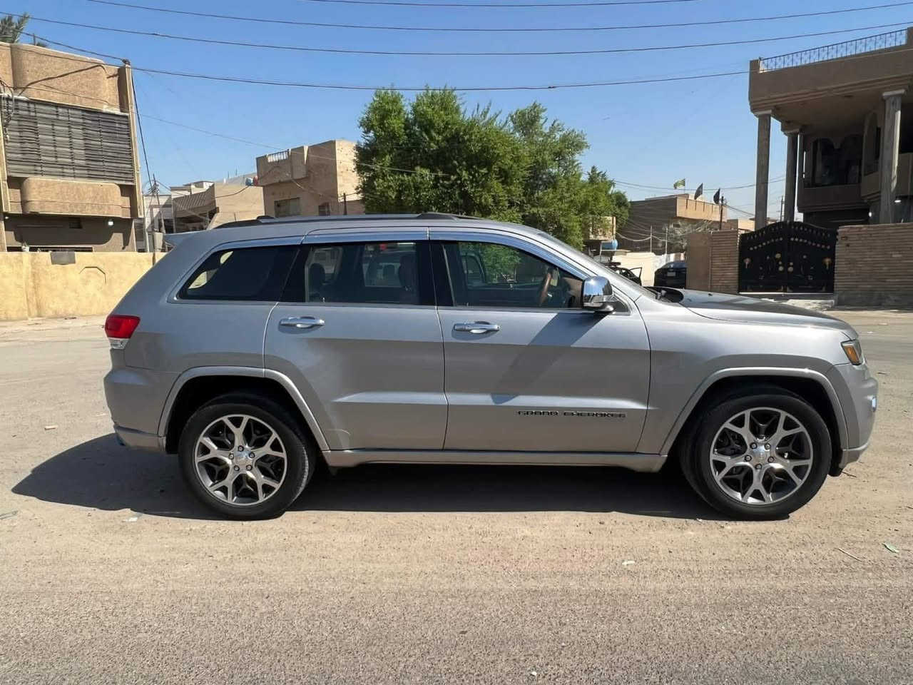 جيب كراند شيروكي ..الفئة لمتد 
اللون سلفر 
موديل 2019
ماشية 62 الف ميل
محرك 6 سلندر 
كير 8 نمر
السقف بانوراما 
الداخل جلد اوفرلاند جوزي 
مقاعد تدفئة تبريد 
جنطة كهرباء
 حساس خلفي وكاميرا 
شاشة كبيرة لمس
تاير ويل 20 سبايدر
باتري جديد قبل شهر 
مع فتحة وفيول بمب جديد
راديتر واتربمب ماء و فريز تبريد جديد

السعر 20 الف مع المجال وبعض الملاحظات
***********
بغداد الكرخ
