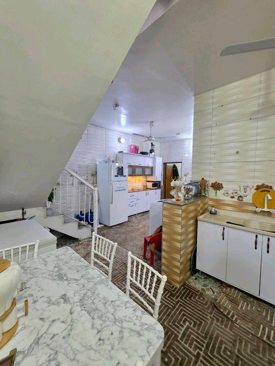 منزل للبيع في الشرطة الخامسة زراعي طابو ٢٥ بصف بيوت الطابو - بناء حديث  منزل بمواصفات ممتازة، نظيف جداً وجاهز للسكن الفوري.
​التفاصيل:
​المساحة: 100 متر مربع.
​الواجهة والنزال: واجهة 5 أمتار ونزال 20 متر.
​التصميم: يحتوي على استقبال، ممر، مدخلين، مطبخ، وصالة.
​الغرف: غرفة نوم واحدة مساحتها 5x5 أمتار (بعرض البيت).
​المرافق: حمام داخلي وآخر خارجي، بالإضافة إلى منور.
​التشطيبات:
​المطبخ والدرج وصولاً للسقف سيراميك بالكامل.
​البيت بصبغ جديد وبناء عام 2021.
​نظافة فائقة، لا يوجد رطوبة أو كاشي متقشر، ولا أي نقص.
​السطح معزول بالايزوكام.
​الخدمات: كهرباء 3 فيز مع ميزانية خارجية مرتبة وسلكترات بيها وميزانية أخرى في المنور ايضا ثري فيز، وكافة الخدمات كاملة (مجاري وغيرها).
​الموقع: الشرطة الخامسة، قرب حسينيه السيدة رقيه.

​السعر: ٩٠ مليون دينار عراقي (قابل للتفاوض).
للاستفسار الاتصال على 
***********
