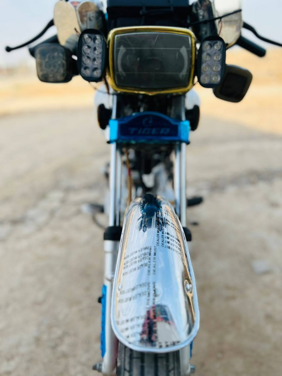 السلام عليكم للبيع دراجه تايكر موديل 2024 باب اول محرك شرط لدراجه بلاديه ختم سونك لون اسود كهربائيات كلها شغاله حت لشاشه شغاله لبلاديه تايرات جدد هنه ول وياله لدراجه بلاديه بس بيع ماراوس الاتصال *********** متواجد نت وتصال مكاني تكريت
