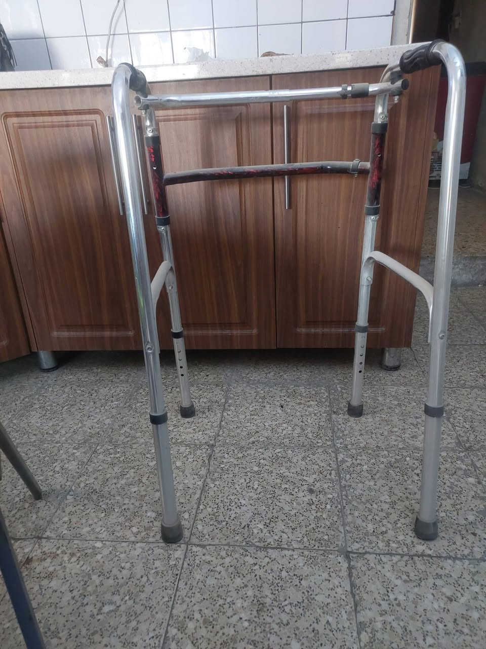 السلام عليكم 
اخوان عكازه متحركه قيم بما يرضي الله 
جديده ما مستعمله 
***********
شهداء البياع
