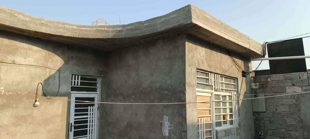 السلام عليكم بيت المساحه 175.م. مكان حي ميسان قرب سكلة الكرعاوي شارع الزوار شارع تبليط وكامل خدمات يحتوي على غرفتين 5×4.صاله9×4.مطبخ 3×4.صحيات داخليه وخارجيه مكاشيف 2×1.5.اساس وسكف صب كونكريت شغل درجه اولى مال جناي السطح مزفت وكامل  البيت بناء بلوك الطفيلي شرط شغله درجه اولى على شارع تبليط 10.م السعر 60استفسار *********** النجف, العراق
