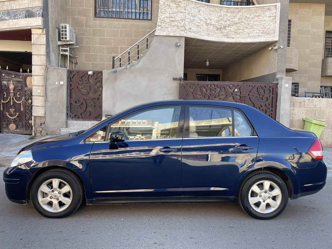 السلام عليكم للبيع فقط نيسان تيدا 2007مكسيكي مكينه 1800 سياره جديده جدا كير مكينه تبريد كهرباء صدرين امامي خلفي غرفتها جديده تخم تاير سياره على ايد وحده مصبوغه حزام جماليه سياره جاهزه متصرف عليها ابد رقم بغداد شرط التحويل السعر 74 ورقه 
بغداد الاعظميه 
‭0772 610 7882‬  اتصال فقط
