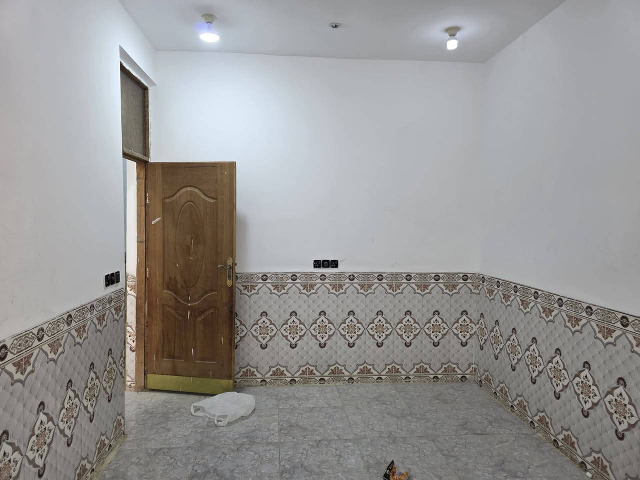 بيت للبيع المساحة ١٠٠م طابو زراعي سند ٢٥ مرقم من البلدية كوت حي الحكيم شارع افران الهادي قرب الكورنيش التفاصيل البناء طابوق يحتوي على صالة ومطبخ واستقبال وصحيات داخلية وخارجية السعر ٣٧ وقابل للتفاوض للاستفسار  للاتصال ‏‪***********‬‏
