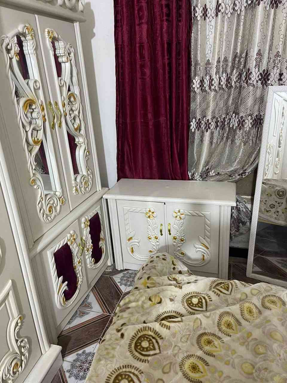 سلام عليكم غرفه خشب عراقي صاج لون ابيض ما مستعمله هواي نضيفه كلش سعر 750وبيه مجال ***********وتساب موجود
