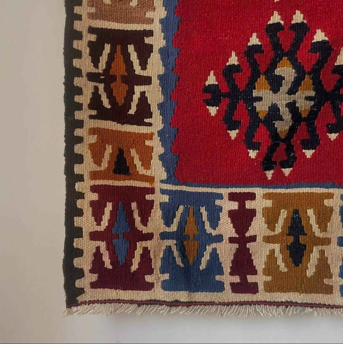 عربي - کوردی
النوع : سجادة كليم أناضولي تقليدي - صوف - من قونية - ألوان طبيعية - خالية من العيوب - سالم - عمرها اكثر من 40 عام - منسوجة يدوياً
الحجم : ( cm (102 * 76

جور: فه رشيكى نه ريتى ئه نادولى كيليم - يشم - له كونياوه - رهنكى
سروشتى - بيّ كه موكورى - بى زيان - تهمه نى زياتر له ٤٠ ساله - به ده ست قه باره: (cm (102 * 76

السعر 100 الف

للطلب أرسل رسالة مباشرة أو اتصل على: ***********

بو داواكردن نامه يه كى راسته وخوّ بنيّرن يان يهيوه ندى بكون به:
***********
