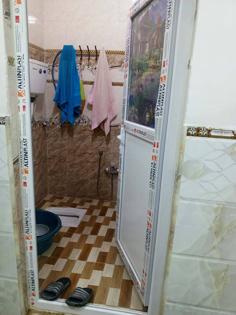 بيت طابقين طابو زراعي ملك 25  للبيع المكان كربلاء خلف مدينة الزائرين سيد الاوصياء طريق بغداد يبعد عن الامام 8 كيلو ويبعد عن طريق بغداد 1كيلو البيت مع الاثاث مكون من 5 غرف +استقبال+ صالات 2 + مطبخ +3صحيات+4 حمامات + مناور 2+ ساحه في المقدمه +صطح صغير وصطح كبير  اما الاثاث سبالت عدد6+ بردات على عدد الشبابيك+ كاونتر مطبخ + مراوح سقفيه عدد9+ غرفة خشاب حديثه + ماطور ماء وكيزرات 3+ 3تانكيات ماء سعة الواحد 1000 لتر السعر 250 الشراي يتصل على الرقم *********** غير متواجد ع الفيس
