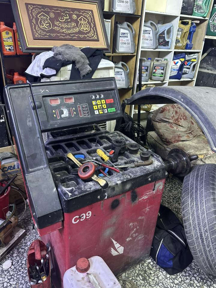 خالعه مفتوح تقريباً 50 تاير بيها كلش نضيفه استعمال قليل مناقصها شي كلشي بيها عل بلاد هاذه بلنص مستعمل هم قليل بس جان متروك بس هم شغال عل بلاد كلشي مابيه 

مكانها بغداد بلديات 

***********
