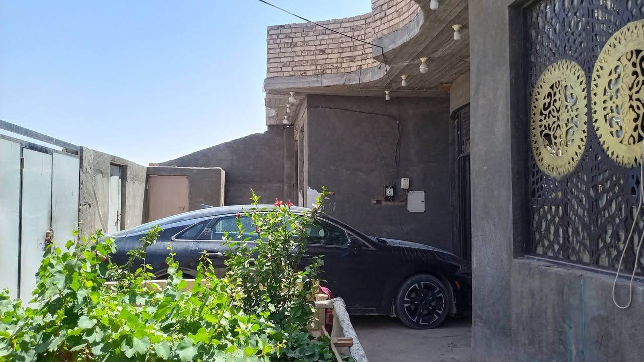 سلام عليكم بيت للبيع بناء كامل المساحه 320متر طابو صرف بناء البيت 3اغرف نوم الطول6متر هوا 9متر مطبخ 5متر صيحات 4،,,,براني 7متر حديقة بيه 2اكبار صب كونكريت موقع البيت وره مدرسة نهاوند ملاحظة البيت مطلوب إسكان  تسديد 130الف الشهر مطلوب 20مليون تبقه على المشتري الي رغب بل شراء يتصل ويدلل رقم الهاتف***********

