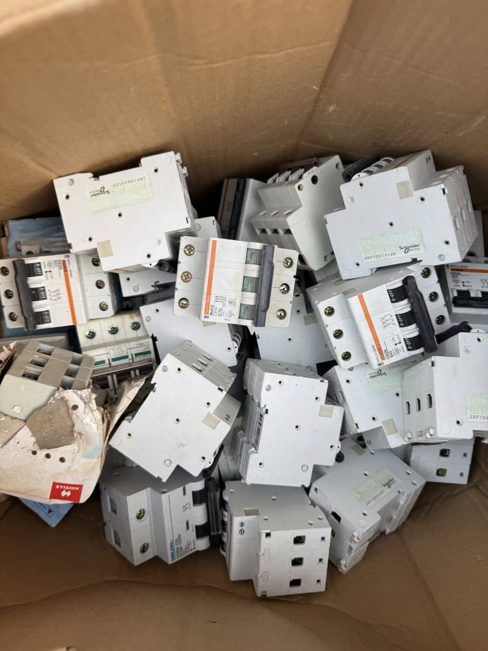 السلام عليكم يتوفر
جوزات +منيجرات بالة أصلي 

مفردة أصلي 👈٢٠٠٠ ألفين 👉

ثنائي اصلي 👈٣٥٠٠ ألف 👉

ثلاثي أصلي ٨٠ /١٠٠ /١٢٥ أمبير 👈٥ الاف 👉

                                  

بغداد

عكد النصارى 

وتوجد خدمه توصيل 

***********
