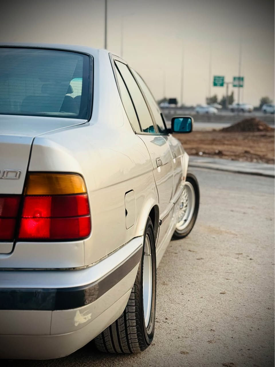 بي ئيم مؤديل 93 مةكينة 20 گئر عادي 
رةقةم و سةنةوي نوئية بةناوي خؤمانة 
جوار تاية و ويلي نوئي لة ژئژة سةيارةكة بي لئدانة 
هيج هيجي نية گئر و مةكينة و تةبريد
 كارةبايي و تةقة و رةقةي 
هةمو بةشةرت دةعامي لؤ دةعامي بةشةرت دةفرؤشم
سعري 65 مةجالةكي برايانة 
ژ.م*********** أربيل, العراق
