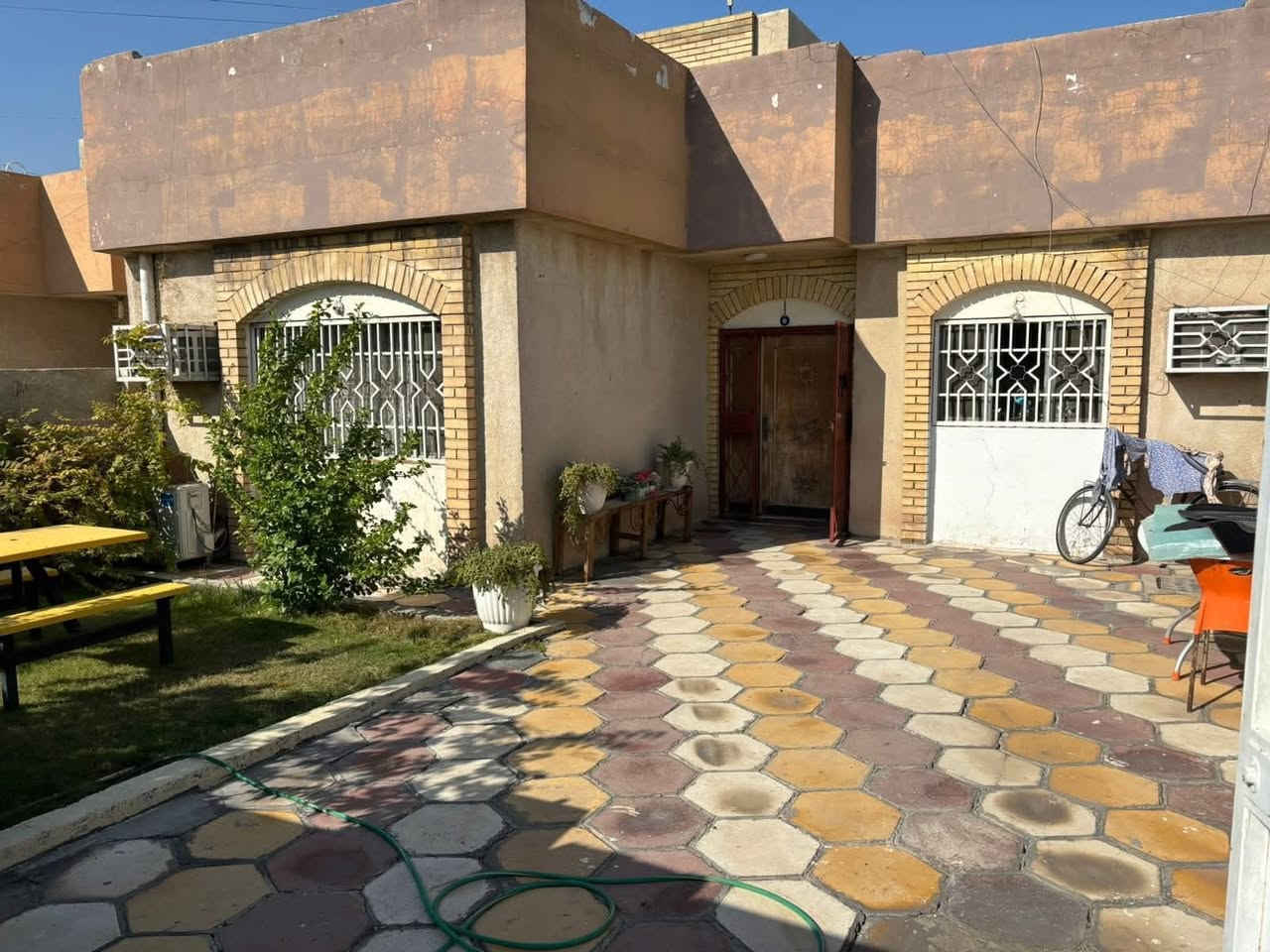 السلام عليكم
بيت للبيع مساحه 220متر مربع 
واجهه 10متر ونزال ٢٢متر يتكون من غرف عدد٢ وحمام٢ ومطبخ واستقبال
وحديقه وتشجير جانبي
الدار ركن على شارعين
بناء نظيف
موقع الدار السيديه خلف مجمع السفير الجديد محله ٨٢٣ زقاق ٣٤
قريب على الخط السريع مقابل الوليد المنطقه هادءه جدا ويصلح الدار للاستثمار للتواصل
***********
