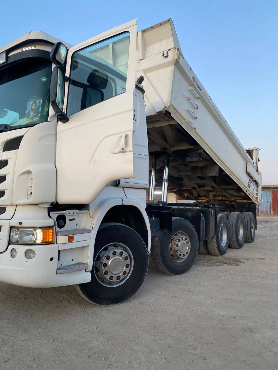 السلام عليكم للبيع سكانيا قلاب ٢٠١٣ سكس عكرب خمسة محور كير اتوماتيك مكينة ٧٣٠ سيارةكفالة عامة و مفولة مواصفات للاتصال على ***********
