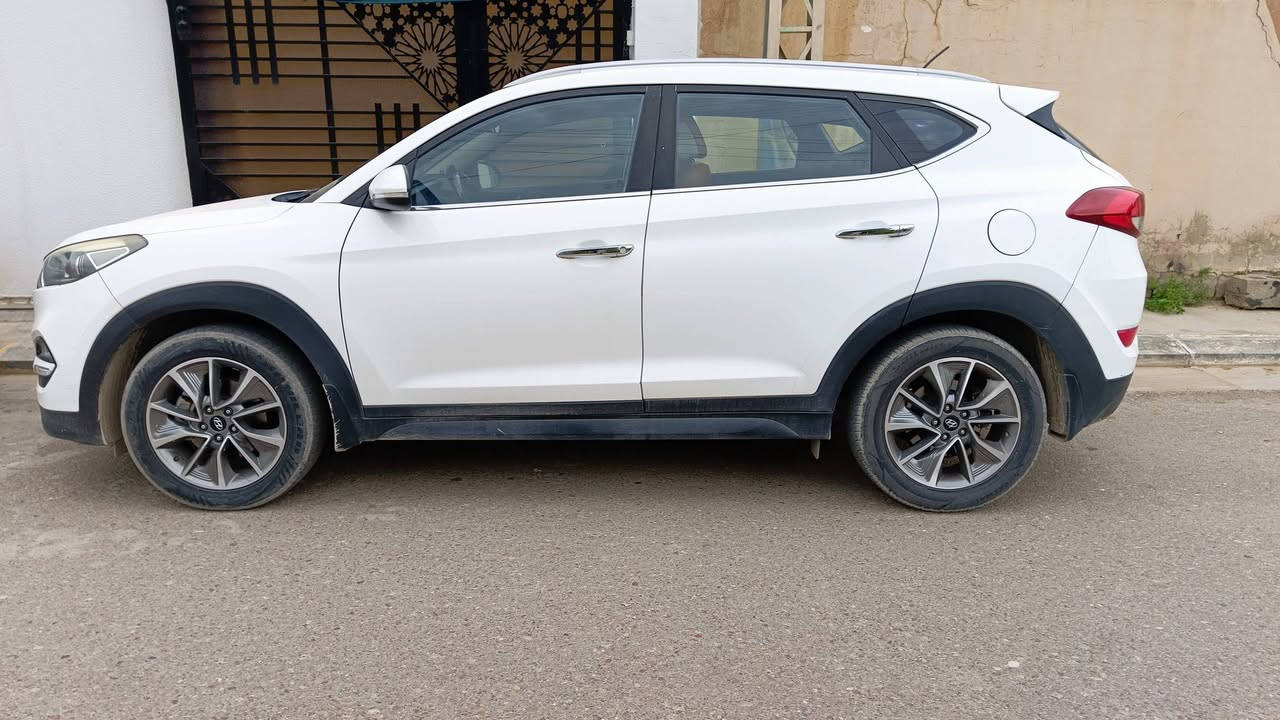 هونداي توسان 2018 خليجي رقم بغداد انگليزي
محرك 2000  (ماشية 107 الف وقابل للزيادة)
تبريد قطعتين ـ تحكمات ستيرن ـ ثلاث أنظمة قيادة 
السيارة مكفولة كفالة عامة 
(السعر 190 ورقة) وبيها مجال عنوان السيارة الفلوجة ‏‪***********
