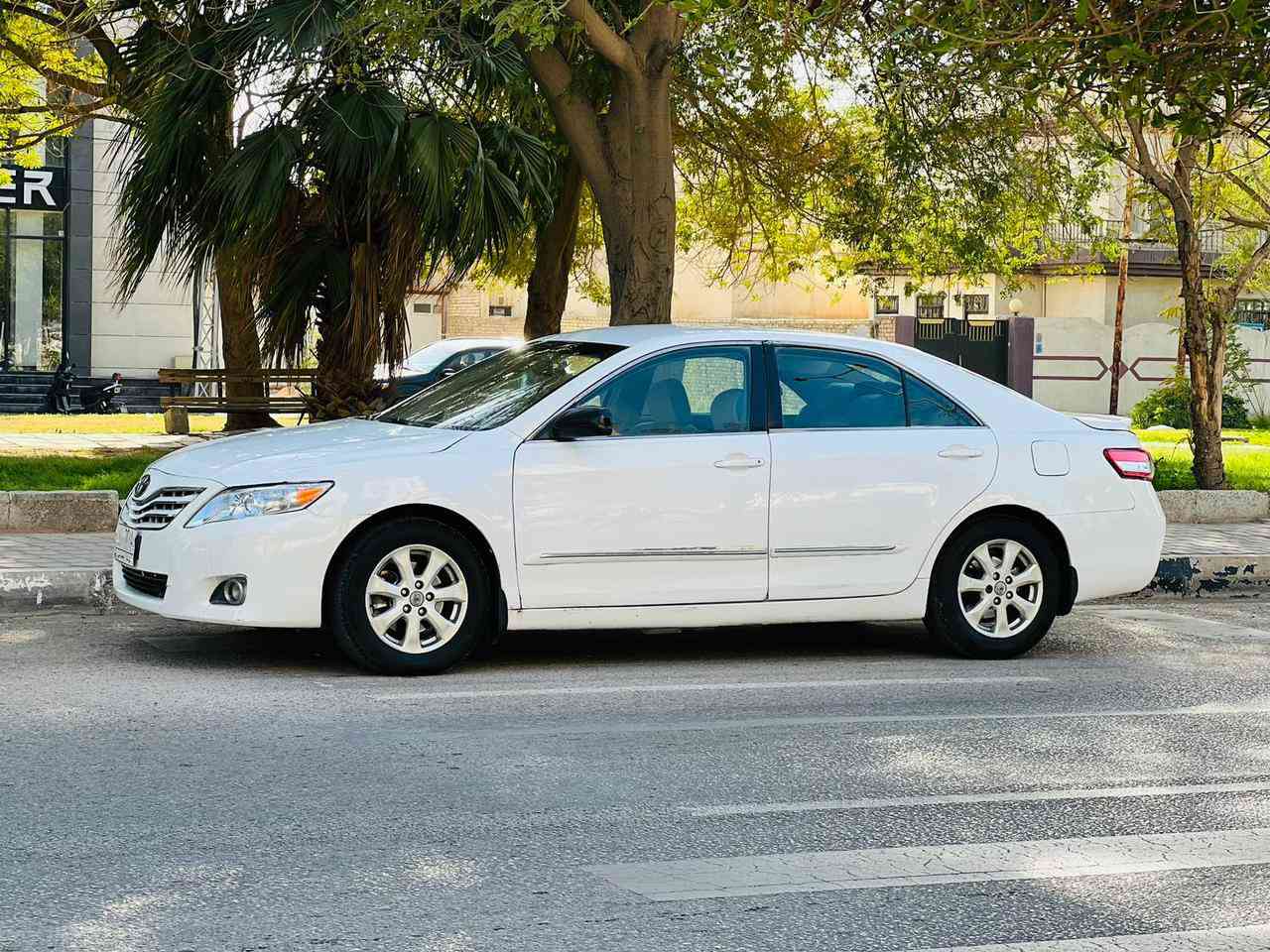 تيوته كامري مديل 2007 سعر 85 قابل للتفاوض الاستفسار اتصل ***********  مكفوله من ضربه بيها صبغ مكانات اثر تشليع بدون ضربه بدون تبديل مواصفات شاشه كبيره كامره خلفيه تحكم ستيرن داخل بيجي حساسات امامي وخلفي مكينه اربعه سلندر 2400 مكينه وكير مكفولات حداديه جديده تخم تاير تبريد تدفئه شغال رقم كربلاء مشروع وطني سنويه ل 29 مكان سياره كربلاء
