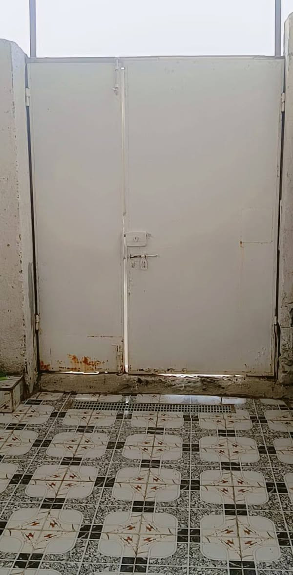 بيت زراعي للبيع ناصريه قرب ( شركة النفط ذي قار) البيت يتكون من 4 غرف وصاله ومطبخ وصحيات وممر خارجي الغرفه 5 في 4 عدد 2 والغرفه الثالثه 5 ونص في 5 والغرفه الرابعه 5 ونص في 4 وربع المطبخ 4 في 3 ونص قريب ع الشارع العام البيت مرتب كله سيراميك مساحت 200متر السعر 50وبي مجال استفسار تصل عل رقم***********
