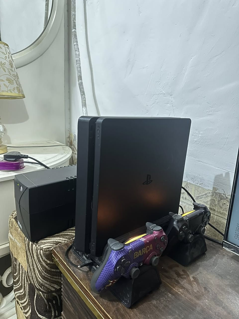 بلي فور نضيف جداً نضام 12  / يتكون من  يوبي اس  + قاعدت شحن  + جوستكات ثنين تجاري و اصلي  تواصل خاص او اتصال ***********
