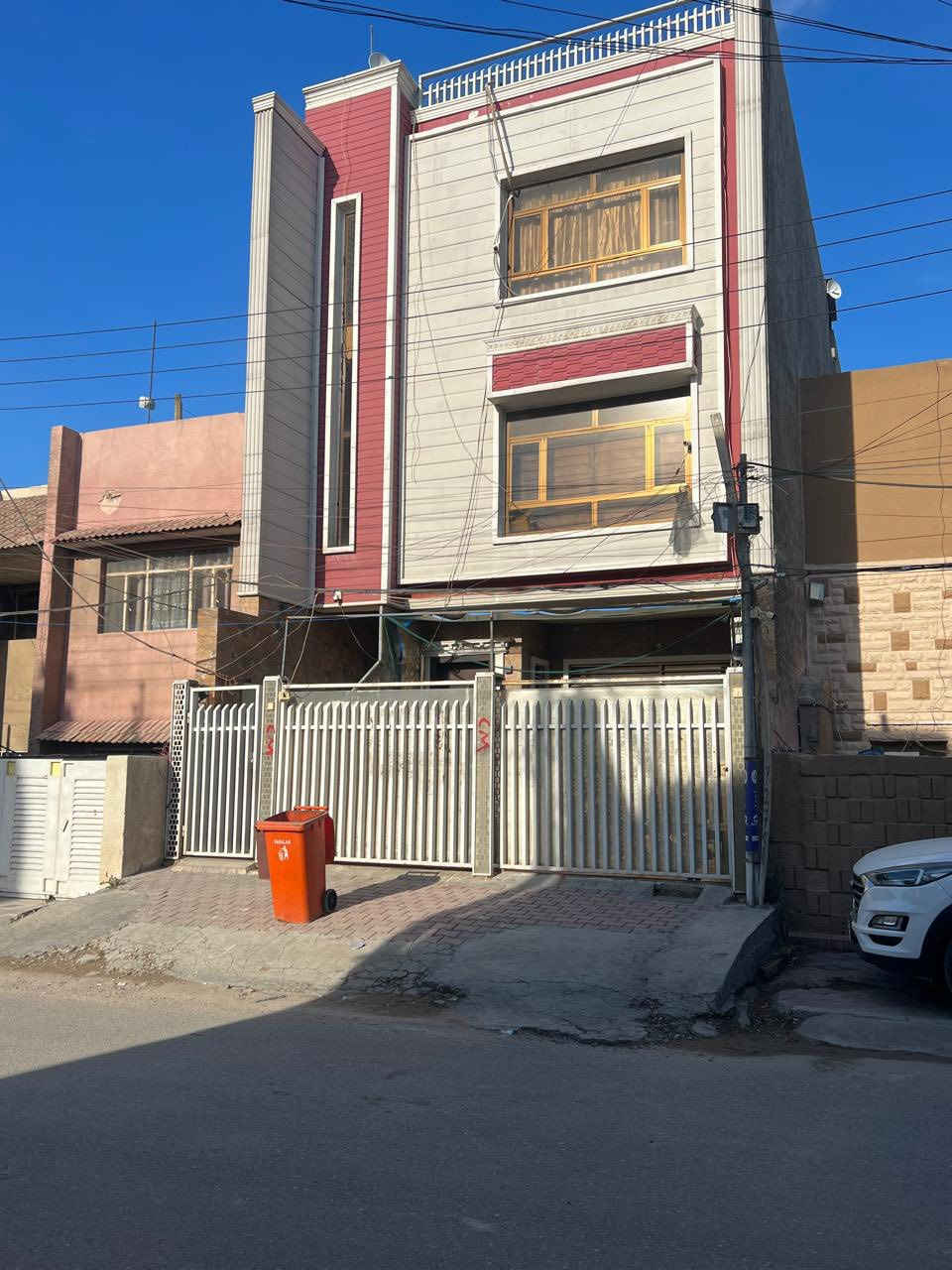 🔹 للبيع – بناية  3 أدوار في المنصور / حي المتنبي 🔹
📍 العنوان: المنصورة – حي المتنبي – محلة 607 – زقاق 34
📐 المساحة: 146 م²
📏 الأبعاد:  النزال21.80 م × الواجه 6.90 م
🏢 التفاصيل:
البناء سنة 2018 
البنايه مكون من 3 أدوار
كل دور شقة مستقلة بالكامل
مجهزة بالكهرباء والماء
تشطيب حديث وحالة ممتازة
💰 الوضع الحالي:
الشقق مؤجرة
الوارد الشهري: 2,700,000 دينار عراقي
📌 الموقع:
موقع مميز جداً جداً
قريب على مول المنصور
منطقة حيوية وخدمات متوفرة
📞 للاستفسار والتفاصيل أكثر 
يرجى التواصل على الخاص:-***********
