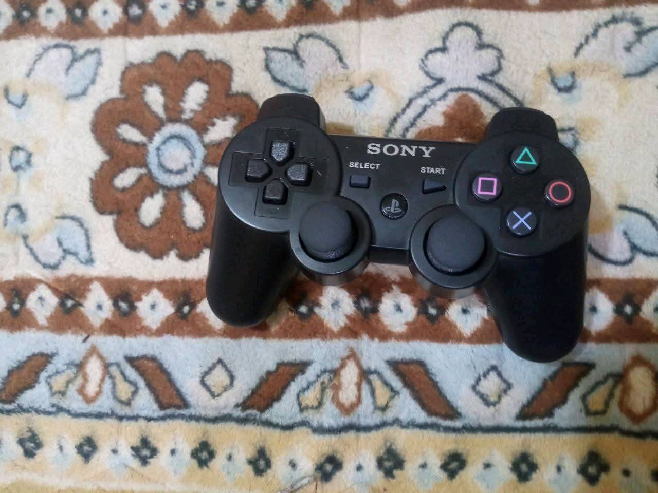 التواصل واتساب 
بلي 3 سلم مهكر كامل ملحقات وياه هارد مليان العاب قويه ودركسون بس اكو شي بسيط اكو فطر بسيط ميأثر باللعب والإستخدام شرط تفحصه
مكاني حله 
السعر 180 وبي مجال