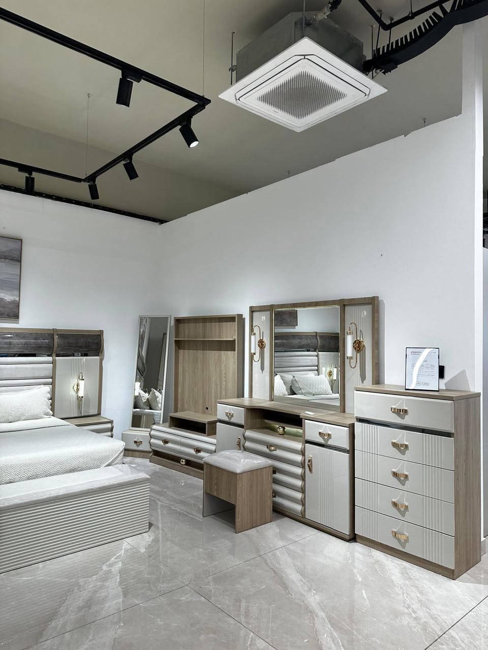 يتوفر لدينا غرف نوم مختلف الموديلات كما موضح في الصور نقدا وبالتقسيط 
#جمعيةبيتي
#للبيع بالتقسيط


**إذا كنت صاحب هذا الإعلان وتريد حذفه لأي سبب، رجاءا أرسل رسالة إلى الدعم الفني**