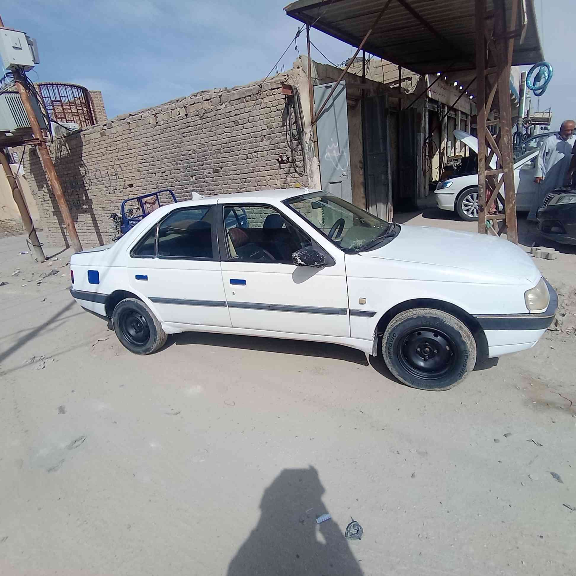 السلام عليكم ورحمة الله وبركاته
بيجو ٤٠٥ للبيع موديل ٢٠١٠ سياره لا تبديل ولا صبغ
مكينه وكير فرنسي  مكفول كهربائيات كله شغاله
حداديه جديده سياره جاهزه مداور السعر ٢٧ وبيه مجالبسيط العنوان الديوانيه *********** مراوس بسايبا ١٥ وفوك
