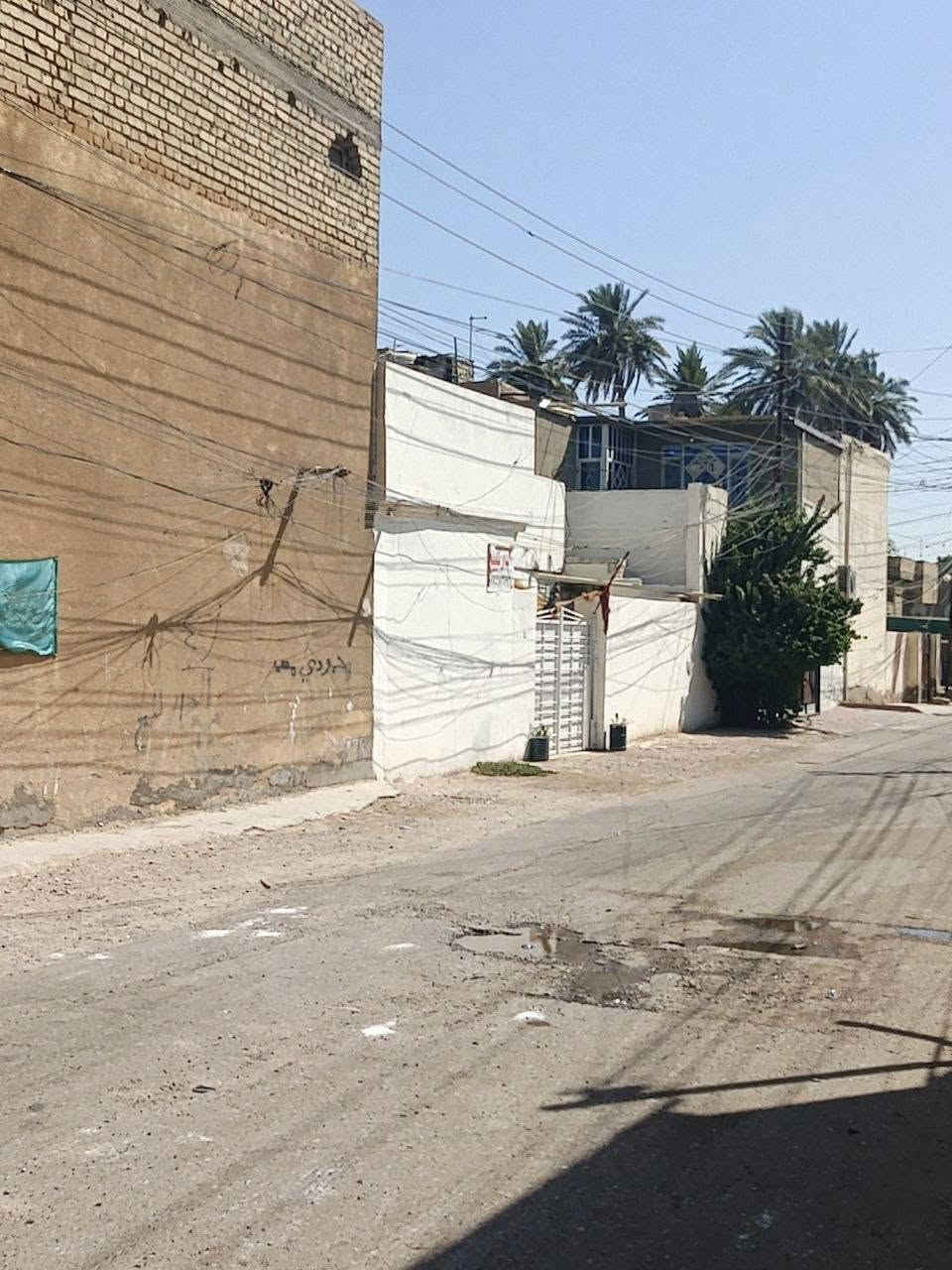 @إشارة 
دار . بيت للبيع  مساحه ١٠٠ متر مرتب على شارع ١٠ متر
العنوان / بغداد  - جسر ديالى القديم محلة ١٠٥ بداية شارع مستشفى ابن الخطيب قرب سوق جسر ديالى القديم 
تفاصيل البيت &&&
استقبل طول ٥ و ٦٠ سم متر.   والعرض ٤ متر
غرفة نوم الاولى الطول ٤ و ٧٠ سم متر والعرض ٤ متر
غرفة نوم الثانية الطول ٤ متر   والعرض ٤ و ٢٠ سم متر
مطبخ الطول ٣ و ٦٠سم متر.   والعرض ٢و ٤٠ سم متر
كلدور الطول ٣ و ٦٠سم متر.   والعرض ٢ و٤٠ سم متر
حمام ١٢٠×١٤٠ سم متر
طرمة الطول ٤ متر والعرض ٩ متر 
صيحات سيراميك ومغسلة يد 
البيت كله ارضيات سيراميك  والطرمة كرانيت 
السقف صب كونكريت تغليف شتايكر جديد
والبناء طابوق و جص وابياض 
شبابيك والابواب حديد 
البيت قرب سوق جسر ديالى القديم ومركز صحي والمدارس 
الهاتف / *********** السعر ٧٥ وبي مجال قليل
