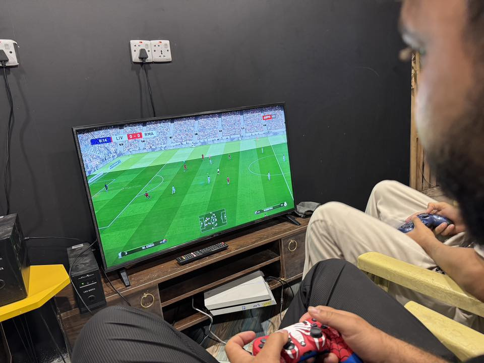 كوفي مميز للبيع في موقع حيوي جداً  
📍 كوفة / حي المتنبي / كوفة لاند

سبب البيع: عدم التفرغ 

الكوفي مرتب وكامل وجاهز للشغل مباشرة بدون أي نقص، ويحتوي على:
☕ جلسات مريحة ومرتبة  
🎲 ميز دومنه  ١٠
🎱 اليارد عدد ٢  
🎮 بلي عدد ٢  
📺 شاشات عدد ٣  
مساحة ٦٠٠ متر

مكان معروف ومناسب جداً للشباب والجلسات اليومية، وفرصة ممتازة لشخص يريد مشروع جاهز وشغال من أول يوم ✨

للاستفسار والتفاصيل:
📞 0781705209


**إذا كنت صاحب هذا الإعلان وتريد حذفه لأي سبب، رجاءا أرسل رسالة إلى الدعم الفني**