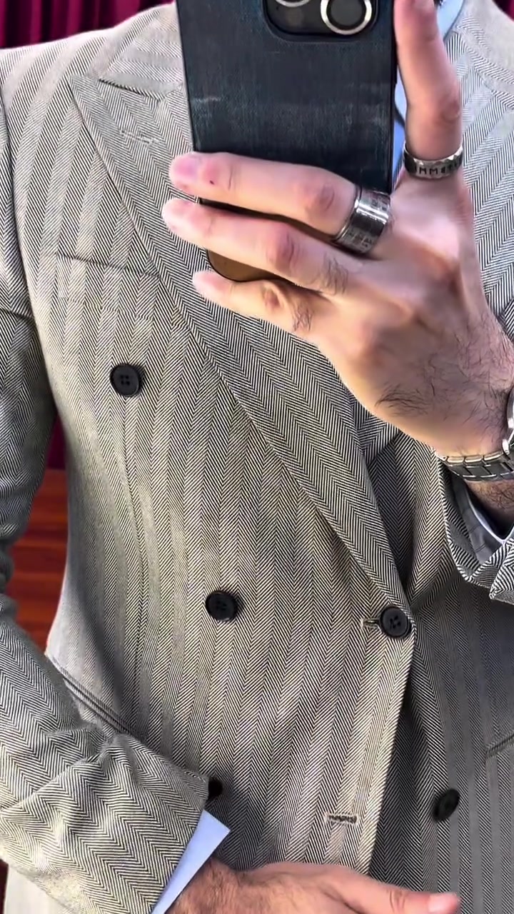 ⁨	⁨علق تم  ويوصلك السعر
بدلة سراوين (HERRINGBONE) قماش 🇮🇹
بغداد المنصور  طابق الاول مقابل علاء حداد ***********⁩⁩⁩
