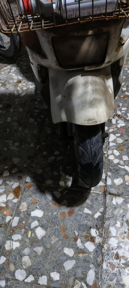 يلا السلام عليكم شباب دراجه بيكم يوماها حمل 
دراجه كوم حديد اوراقهه اصوليه  سعر 175 وقابل للتفاوض 
المكان بغداد حي الكوفه رقم الهاتف *********** 
ملاحظه)))))) لا احد يكلي شبيهه  الدراجه  ما بيها دراجه كوم حديد طافيه ما اعرف شبيهه بيها طفت وعفناها ما اشتغلنا بيهه
