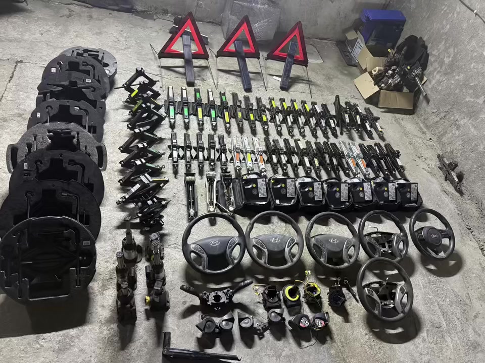 سلام عليكم 
منفاخ طيارات ٢٥ الف كوري اصلي ضمان 
جك كبير ١٥ الف 
جك وصط ١٣ الف
جك سيارات الناصي ١٠ الف 
جك الماني ١٠ الف 
جك ستاركس ٢٠ الف 
جك دهن ٢٠ الف السيارات العاليه 
جك امريكي جارجر وبامه ١٧ الف 
فلينه كامله سيارات كوريه ٢٥ الف 
هورن عل ضمان ١٥ الف 
درك ستيرن النتره مضلع امريكي ٥٠ الف 
دركه ستيرن فولستر ٣٥ 
دركه فورتي( ٢٠ ٢١ ١٩ )٧٥ الف 
شريط النتره مضلع امريكي فورتي مضلع ٢٠ الف اصلي تفصيخ 

مكاني بغداد مشتل يوجد توصيل 🚚 ٥ الف 
متواجد من ٥ العصر إلى ١٢ بليل 
*********** واتساب 
ملاحضه اي شي تجاري ماعدي وكلهن ضمان
