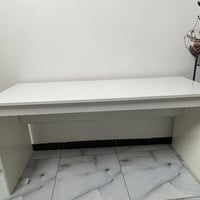 عندي ميز تريدون تستخدمو ك دراسه او للحاسبه. نظيفات مابيهم اي كسر و ما ...