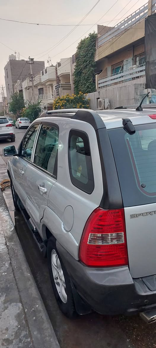السلام عليكم 
للبيع .........
سبورتج الشكل مقدس 
موديل ٧
مواصفات tlx يعني اعلى فئة
السياره مكفوله كفاله عامه من الصبغ والمعجون وشرط حته الدعاميات مكفوله 
والسونار مالها موجود 
مواصفاتها شاشه كامرا حساسات شفتات ستيرن
بوصله بالمرايه بلاد
فتحه سقف
٤ ويل دسك مع نضام بريك ABS
تك ويل مو فور المرغوب يعني كير النترا مقدس جيب وشد 
مكينه ٢٠٠٠ يعني ٤ سلندر دوش
ويل كب بلاد 
زوج تاير جدد 
كشنات جلد
هيترات بالكشنات
تبريد بيانو
بلاجكتورات زينون
باتري جديد 
صيانه دوريه كامله 
السيارة رقم بغداد الدولي وبأسمي يعني تحويل ثاني يوم 
السياره كلها شغاله من محرك صدر تبريد كهربائيات وترايك لكوريا تفحص يمهم بالشركه وترجع
والسعر  115  وبيهة مجال  شويه حك جيتك 
العنوان بغداد الدورة للأستفسار الاتصال *********** ابو سيف
