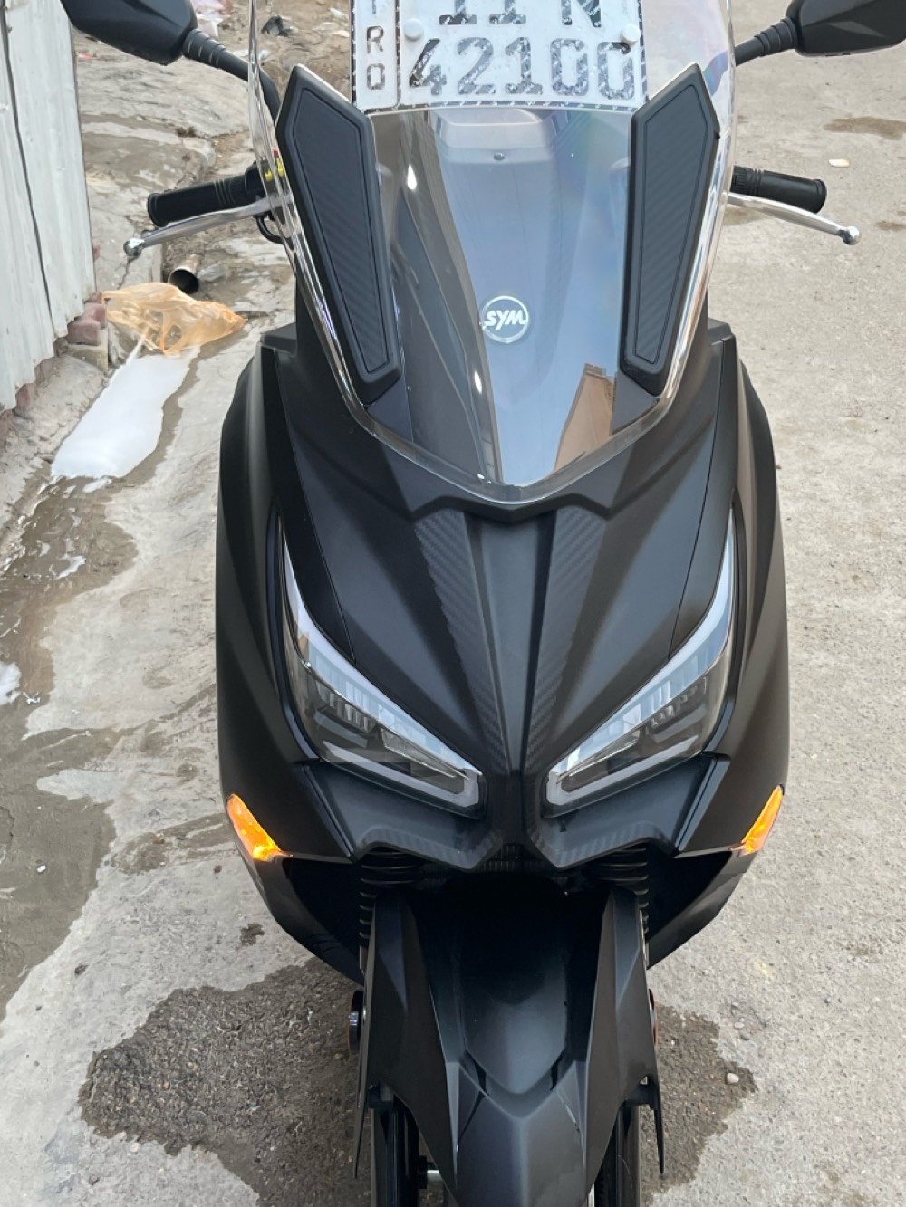 دراجة سيام  Sym Joymax Z
موصفات الدراجة👇
رقم بغداد مميز 41200
اللون اسود طافي (Mat)
فايبر كاربون 
ماشية 7000
محرك 300cc
صندوق كبير وجك هيدروليك 
بريك امامي وخلفي Aps
لايت زنون ابيض عالي ناصي 
استاند حساس
مانع انزلاق 
مكفولة كفالة عامة محرك وكفرات واشاير ودبل اشارة 
العنوان:-بغداد-الطوبجي-حي السلام