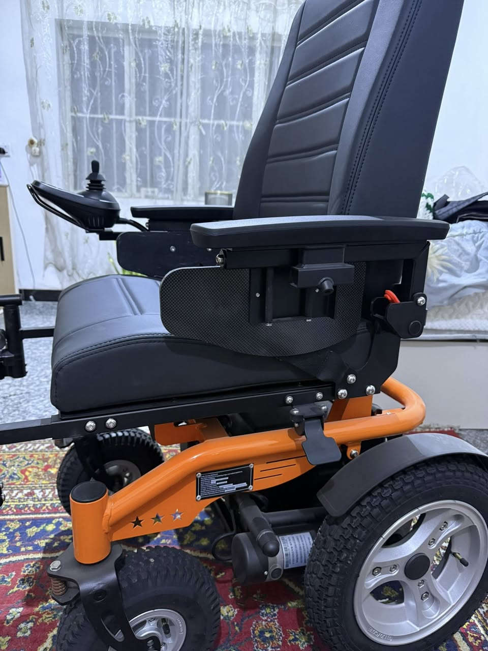 كرسي كهربائي جديد للبيع مع شاحن جديد لم يستعمل ابداً سعر 600الف وقابل للتفاوض للاستفسار ***********
