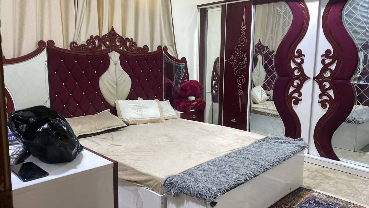 سلام عليكم متوفر بيت مساحه 137 متر واقع حال 140 بحي التراث يتكون من متر 2 نوم اكبار وحده 
7*6.5 بيها بالكون مرترين في 6.5 والاخرى 6.5*5
وغرفه نوم جوه 5*5
حمامات عدد 3
استقبال معزول عن البيت والبيت مدخلين
الشارع عرضه 8 متر ومطبخ حار معزول الارضيه مرمرمطبك مرمر من الباب للسطح  الثالث بيتونه مطله على سطحين تصلح ان غرفتين  والكهرباء فول محوله جديدة وهذا رقمي ***********
والسعر على الاتصال الخٍَــٌٍاص ماارد عليه
ملاحظه البيع مع الاثاث كامل 
مجرد ناخذ الملابس والباقي ويه البيت
