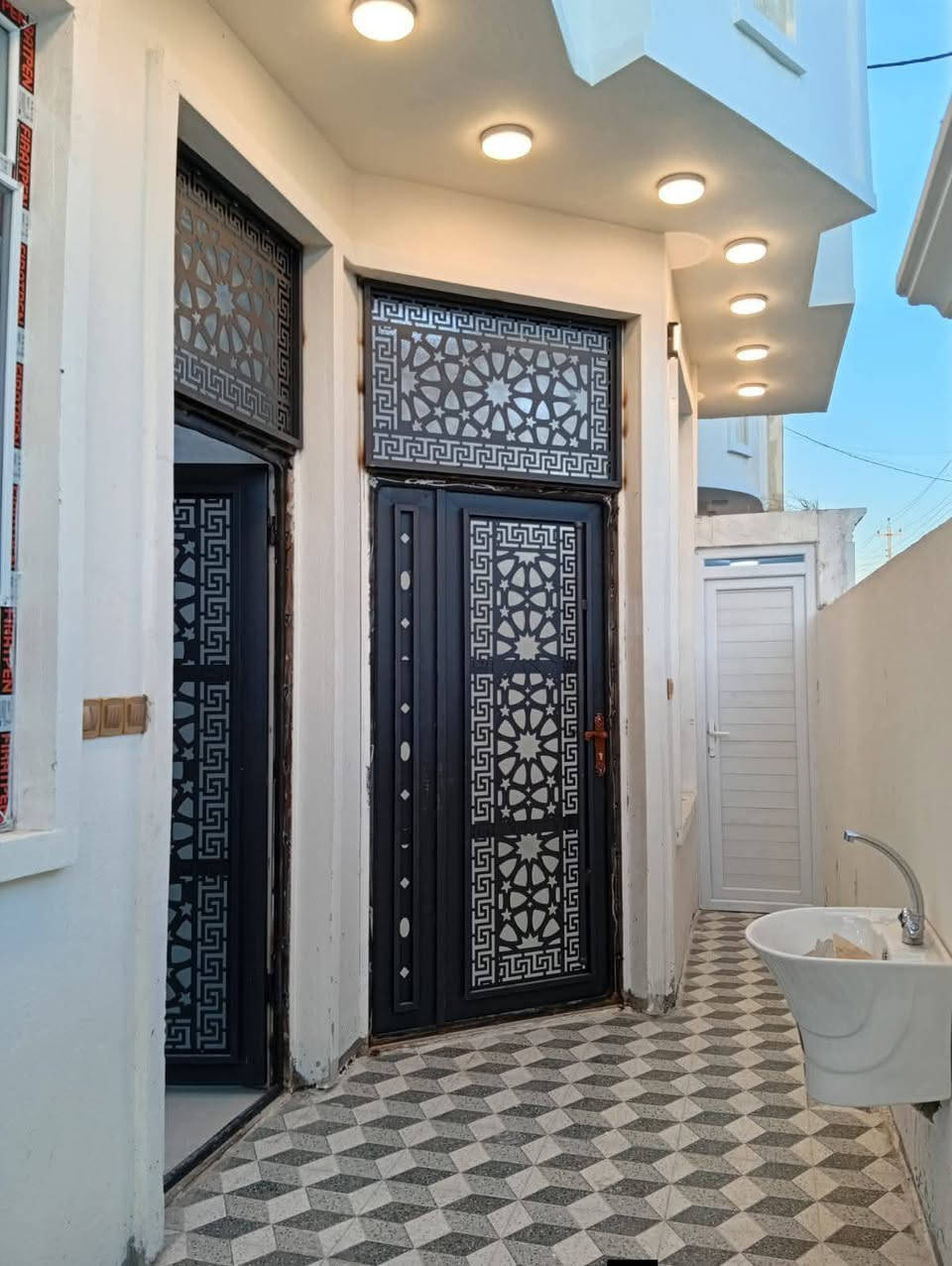 🏡 دار حديث للبيع | الرمادي – شارع 40 خلف عمارة القند

فرصة مميزة لامتلاك دار حديثة البناء بمواصفات متكاملة وموقع مرغوب 🌟

🔹 تفاصيل الدار:
• طابق واحد كامل ومتكامل
• غرف نوم عدد 2
• صالة كبيرة
• ديوانية
• مطبخ عصري
• مجموعات صحية عدد 2
• مناور عدد 2
• صالة علوية واسعة

🔹 المساحة:
• المساحة الكلية 140 م²

🔹 مواصفات البناء والتشطيب:
• نوع البناء: طابوك جمهوري
• أرضيات:
– اكرانيت أصلي
– سيراميك إسباني للمطابخ
• الواجهة مغلفة حجر مع تقطيع أنيق
• بناء حديث صفر – غير مسكون

🔹 الجوانب القانونية:
• جنس العقار: طابو زراعي سند 25 فسفوري
• تحويل مباشر

💰 السعر:
125 مليون دينار
✔️ قابل للتفاوض

📍 موقع ممتاز قريب من الخدمات ومنطقة سكنية هادئة ومطلوبة.

ـــــــــــــــــــــــــــــــــــــــــــــــــــــــ
📍 للمزيد من التفاصيل يمكنكم زيارة مكتبنا:
مكتب شمس الرافدين للعقار   – الرمادي / شارع 40 – قرب مرطبات دريم لاند.

📞 أرقام التواصل (واتساب متاح):

*********** ✅ عبدالغني الفراجي

*********** ✅ عبدالغني الفراجي

⏰ متواجدون في المكتب على مدار أيام الأسبوع.

من الساعة 3 عصراً حتى الساعة 9 مساءً.

نرحب بكم دائماً لزيارتنا والاستفسار عن أي عقار يناسبكم.
