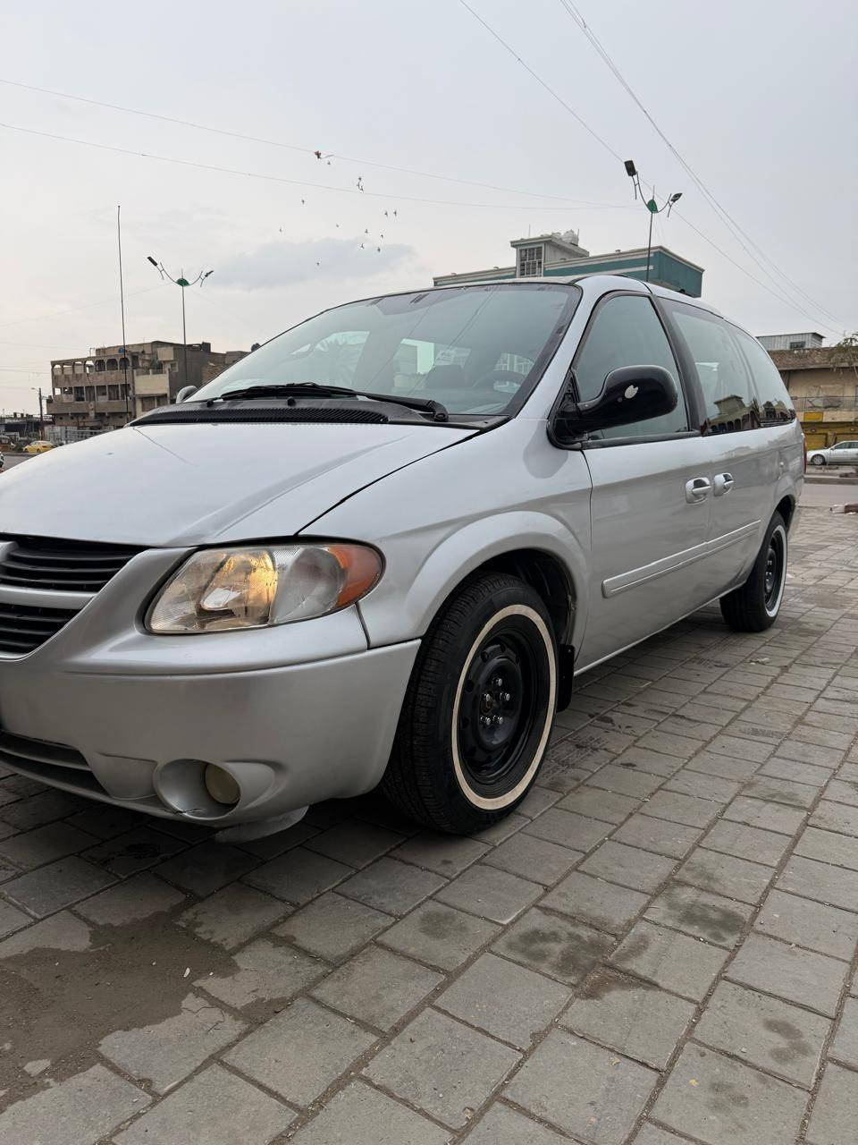 من رخصة مدير الاكروب 
للبيع دوج كرفان رقم بغداد ألماني 
موديل 2005 سنويه نافذه صار شهر
محرك كير ٣٣٠٠ نضيفات تبريد ثلاث قطع شغال بس الأمامي 
اما الخلفي ماعرف شبي 
صدر وتايرات جدد  مصبوغه حزام 
بيها حادث جاملغ الأمامي 
كهربائيات شغاله  مكان السياره بغداد مدينه الصدر السعر 60  بيها مجال بسيط للشراي الهاتف ***********
