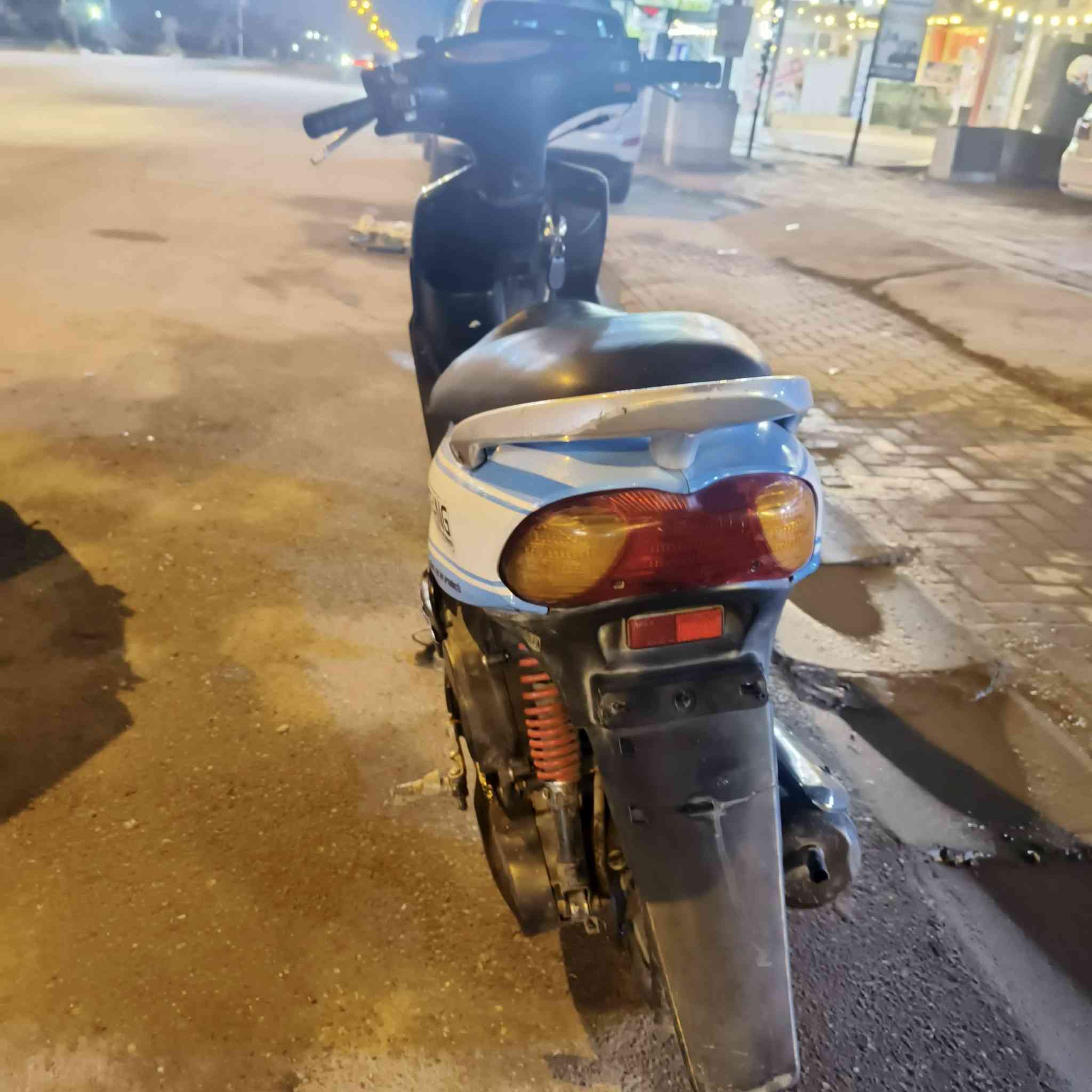 سلام عليكم شبابنه طيبه دراجه ماكس قجمه نضيفه خير من لله جانت كهربائياته كله شغاله كابريتر جديد فاكيوم جديد لايت خلفي امامي بس مشكلته طفت وياي وماعرف شنو عطله بضبط ف ابيعه كوم حديد و ب 180 الف قفله لان لله شاهد لو لي خلكه اشغله وبيعه بعاله من هيج بس ماعندي مجال 
رقمي واتساب ***********
