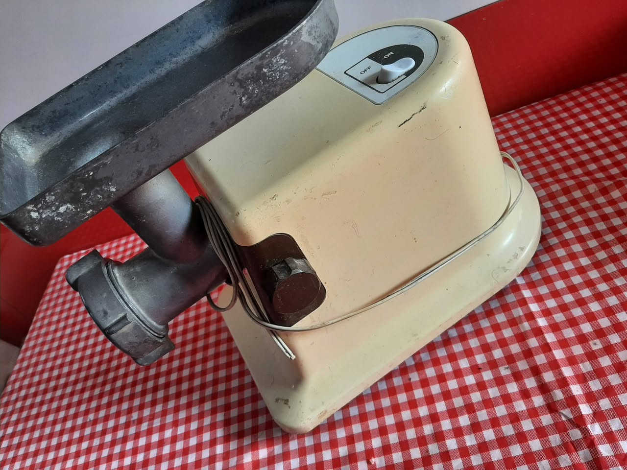 سلام عليكم مثرامه البيع اصليه شغال كلشي مابيه ونضيفه السعر 85وبيه مجال المكان بغداد المعامل بستان سامي رقم *********** بيه وتساب
