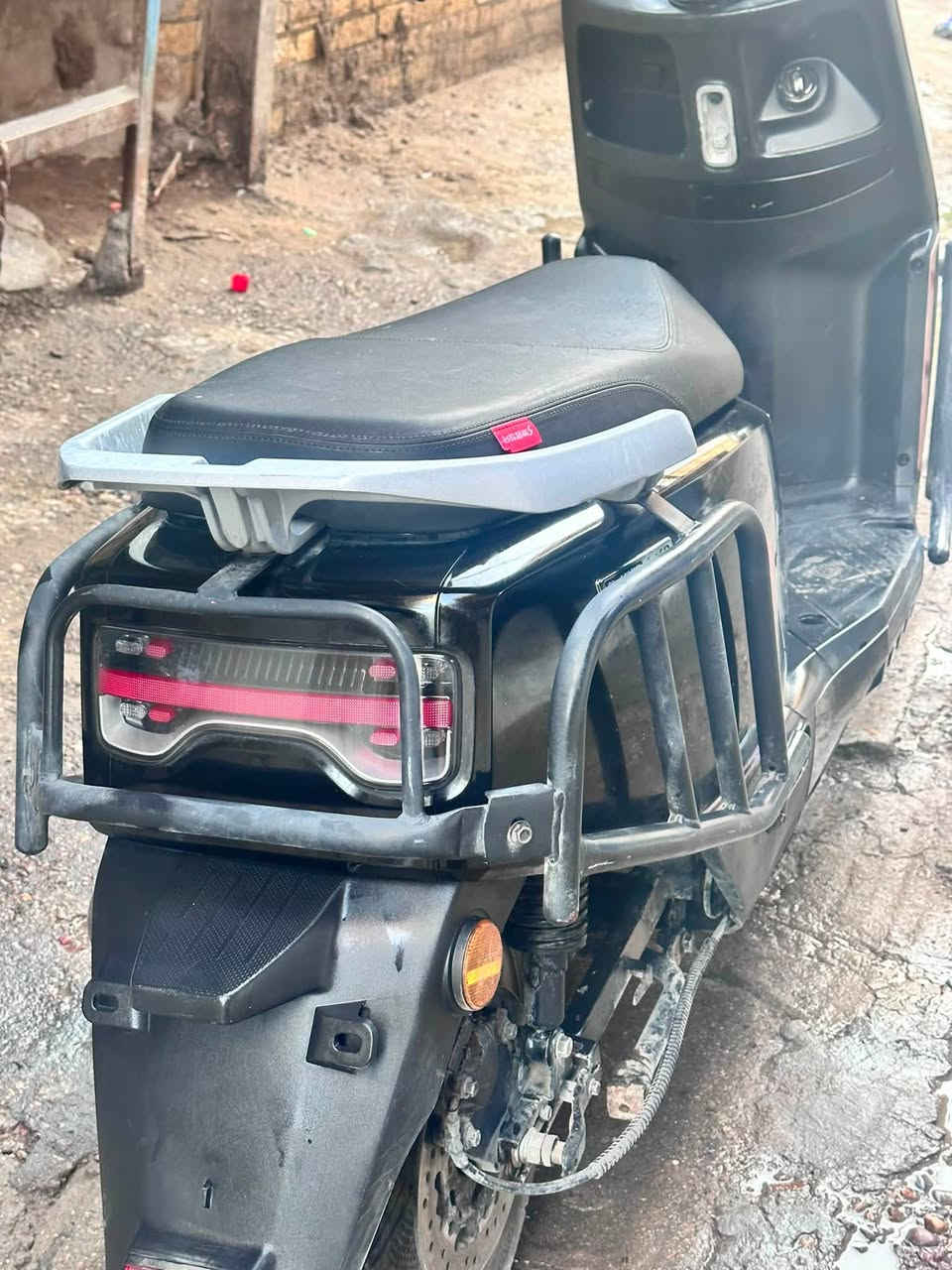 دراجه شحن شركه تالج نوعيه (تيسلا) ست بطاريات مسطره الحجم الكبير الدراجه مشي خير من الله وبطارياتهة كلهة جدد استعمال دراجه ست اشهر دراجه نضيفه وبيهة بعض نواقص 
بيهة جنكال نقص مال غراض 
وبيهة مرايه مكسورة فوك عداد مال كيلو متر 
يعني نواقصهة ميتعدن 50 ألف 
وتجوة فقط ذني نواقص 
سعر الدراجه 800الف وبيهة مجال للشراي 
لاستفسار خاص *********** 
هاذا رقمي
