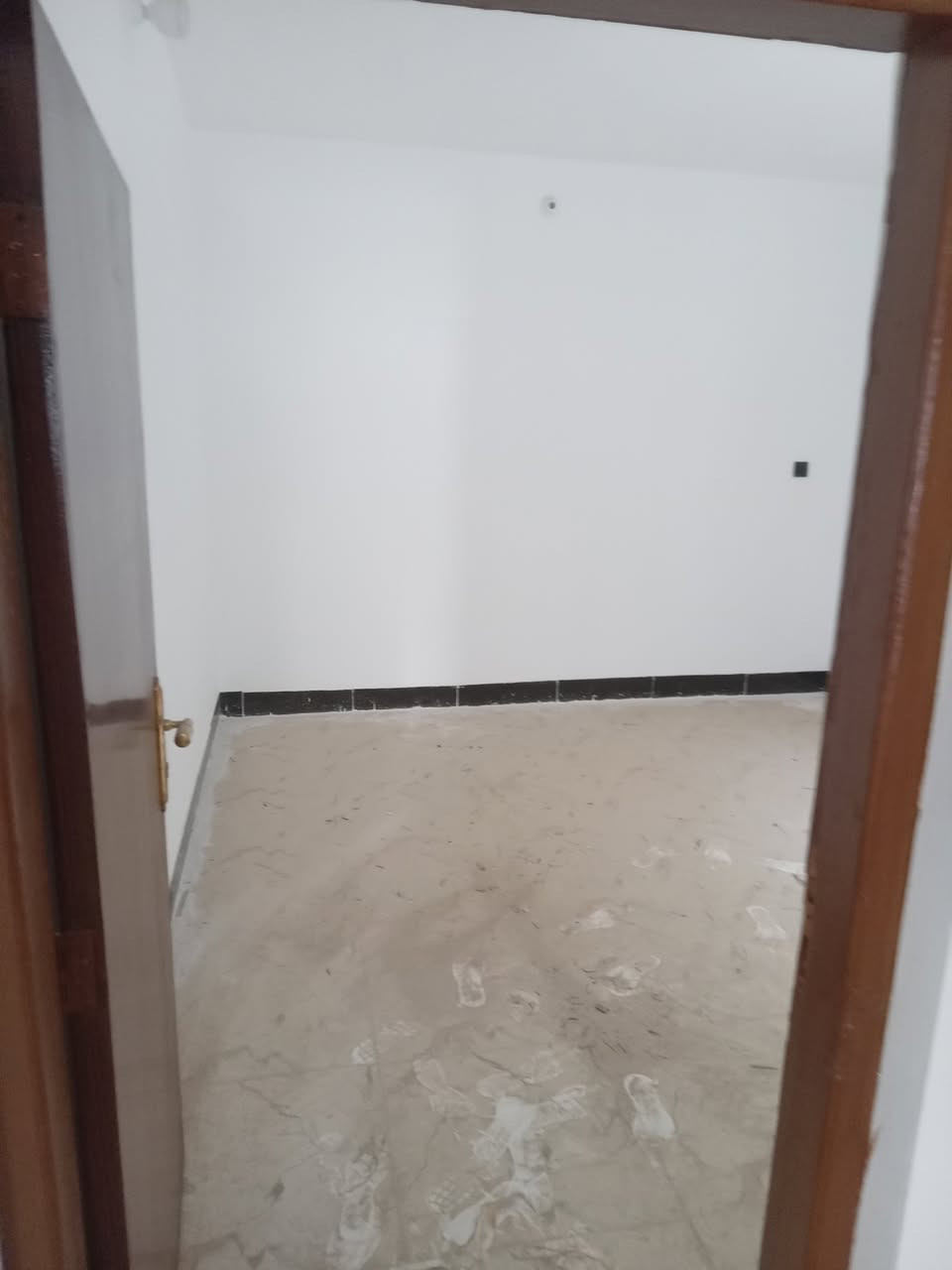 للبيع :
بالفلوجه / الشهداء قرب جامع المرسلين ع شارع 12m شارع جامع المرسلين نفسه خدمات وتبليط ومجاري امطار وثقيله وشبكه كهرباء واناره جديده  دار 170m  طابق واحد غرفتين نوم وصاله واستقبال ومطبخ حار وبار وصحيات داخليه وخارجيه وكراج  وجه 10m ونزال 17mبناء 2013 تم ترميمه في 2025 ومتروك سعر البيع 110 مليون ونتفاوض/مكتب المانع للعقار مقابل كراج بغداد للنقل الموحد *********** وات ساب واتصال//***********
